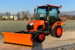 Machines agricoles - KUBOTA - B2231 mit Schneepflug und Salzstreuer